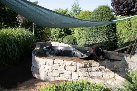 Muschelkalkmauer-Einfassung-fuer-Teich-Teaser