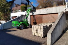 Hochbeet am Hang mit Gewächshaus