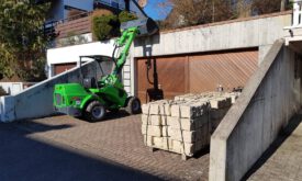 1. Der Zugang zur Baustelle ist etwas schwierig. Alles muß mit dem Radlader auf die Garage gehoben werden und wieder anderherum