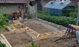 1. Da, wo vorher Gemuese angepflanzt wurde, entsteht nach Baggerarbeiten ein Fundament. Die Schalung für das Fundament vom Gewächshaus ist fertiggestellt.