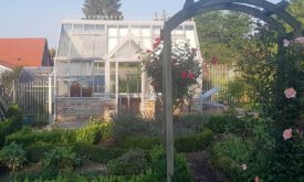 Das Gewächshaus ist fertig – schön geworden!