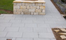 12. Fertig - das Hochbeet im Hintergrund und bald kommt das Gewächshaus