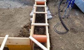 2. Das Fundament des Gewächshauses sieht Durchführungen z.B. für eine Kiwi vor.