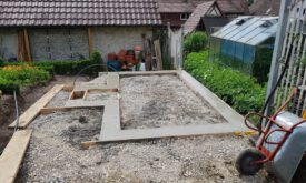 Das Fundament ist fertiggestellt. Mit einer Betonpumpe wurde der Beton über 20 meter von der Straße in den Fundamentengraben befördert.