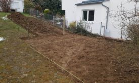 4. Die Fläche für das Gewächshaus und der Fudamentengraben für das Hochbeet wurden fertiggestellt