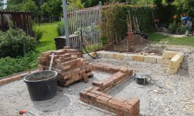 Nach der Austrocknung des Fundaments beginnen die Mauerarbeiten mit sehr schönen Handformziegel.