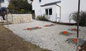 6. Fundamente für das kleine Gewächshaus sind fertiggestellt und Schottertragschicht auch