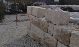 7. Das Flies verhindert das Wandern des Humus in den Splitt und dient zudem der guten Wasserabführung hinter der Mauer