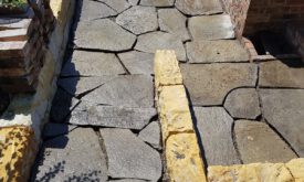 Natursteinplatten aus Gneis vervollständigen das Projekt.