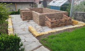 Nun sind alle Arbeiten abgeschlossen, Wasser und Strom sind auch vorhanden. Jetzt kann das Gewächshaus kommen.