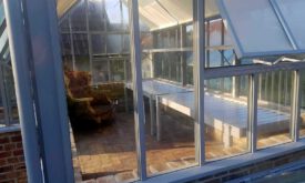 Innerhalb des Gewächshauses wurden Ziegel im Fischgrätenverband gelegt.