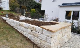 9. Die Natursteinmauer wird hinterfüllt mit 11-22er Splitt