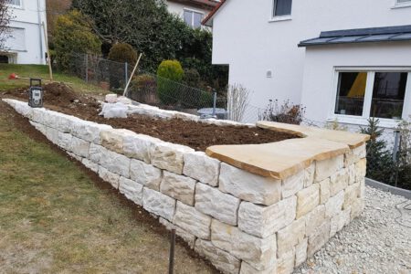 9. Die Natursteinmauer wird hinterfüllt mit 11-22er Splitt