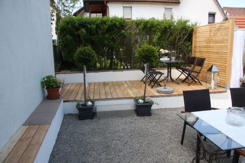 Innenhof Holzterrasse mit Sitzbank